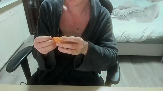 minoesje37 online show from April 5, 2026, 8:15 pm