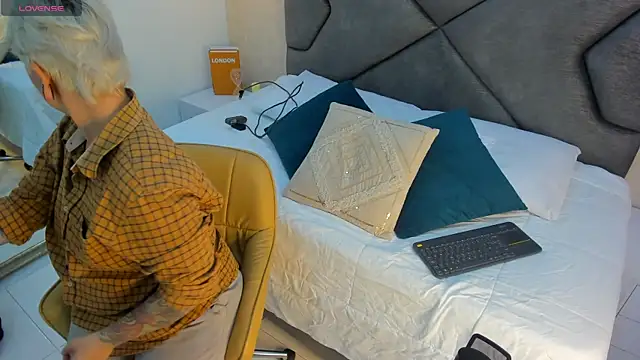 Snapshot of amy_ink chatting on September 28, 2025, 12:01 pm amy ink online show from September 28, 2025, 12:01 pm