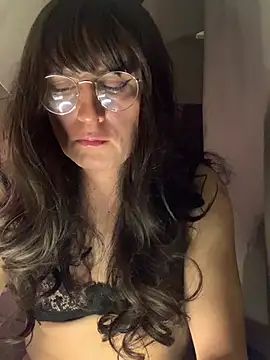 Snapshot of Chic_desire chatting on March 2, 2026, 8:27 pm Chic desire online show from March 2, 2026, 8:27 pm