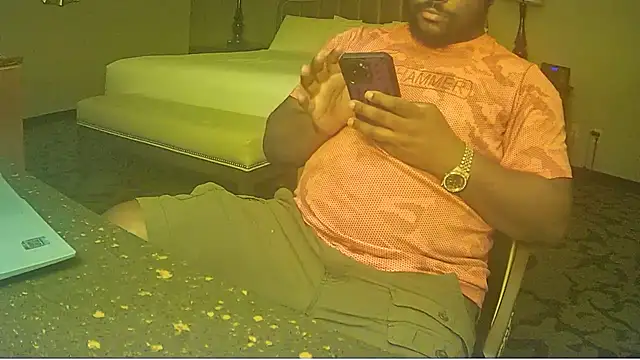 Snapshot of StudMuffin702 chatting on March 2, 2026, 4:24 am StudMuffin702 online show from March 2, 2026, 4:24 am