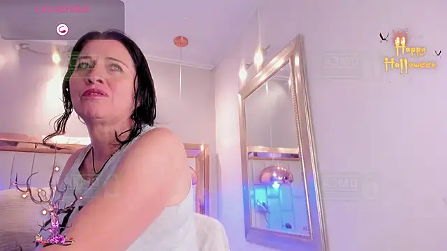 LADY HELLEN online show from October 28, 2025, 7:13 pm