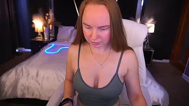 Snapshot of MiaRedFox chatting on October 7, 2025, 5:52 am MiaRedFox online show from October 7, 2025, 5:52 am