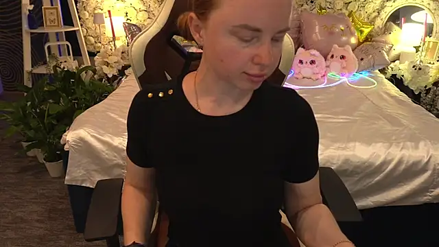 MiaRedFox online show from May 23, 2026, 12:15 pm