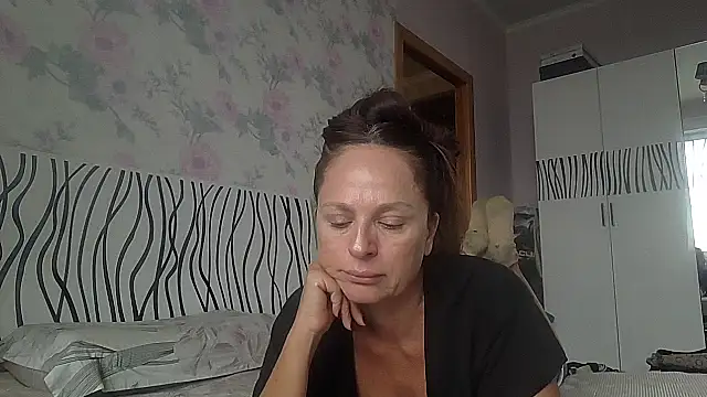 Snapshot of LindaStarS chatting on October 2, 2025, 11:35 am LindaStarS online show from October 2, 2025, 11:35 am