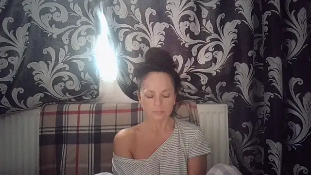 Snapshot of LindaStarS chatting on November 5, 2025, 7:00 am LindaStarS online show from November 5, 2025, 7:00 am