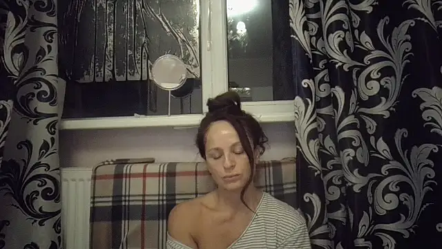 Snapshot of LindaStarS chatting on November 2, 2025, 8:03 pm LindaStarS online show from November 2, 2025, 8:03 pm