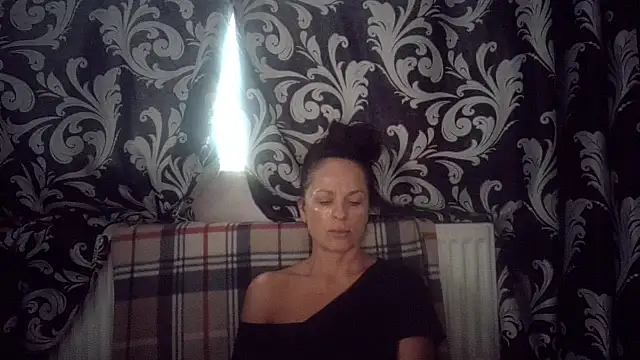 Snapshot of LindaStarS chatting on October 4, 2025, 5:53 am LindaStarS online show from October 4, 2025, 5:53 am