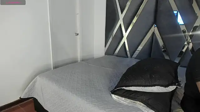 moonsweet1 online show from September 19, 2025, 5:06 pm