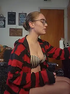 Izzy Hellbourne online show from June 1, 2026, 5:56 pm
