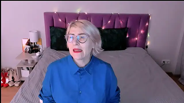 sabrinamacmarren online show from December 18, 2025, 2:32 pm