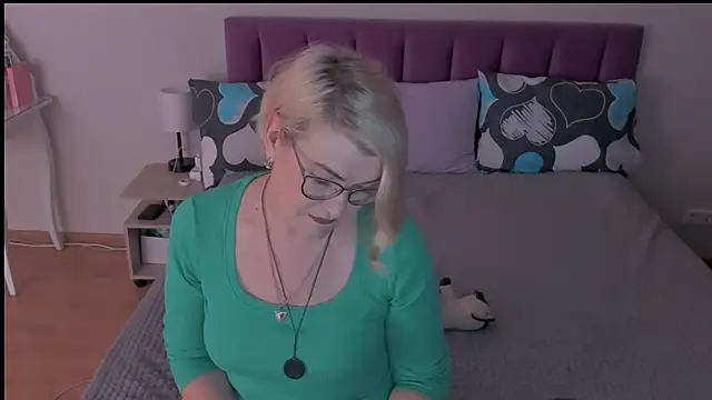 sabrinamacmarren online show from February 18, 2025, 5:20 am