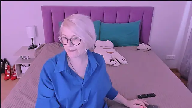 sabrinamacmarren online show from September 25, 2025, 2:56 pm