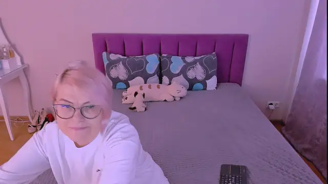 sabrinamacmarren online show from February 17, 2026, 6:44 am