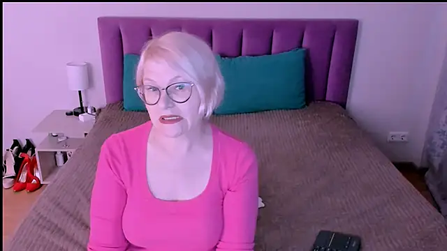 sabrinamacmarren online show from September 18, 2025, 4:10 pm