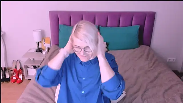 sabrinamacmarren online show from October 24, 2025, 8:41 pm