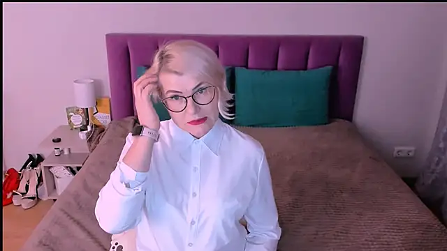 sabrinamacmarren online show from November 8, 2025, 2:20 pm