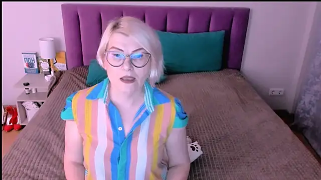 sabrinamacmarren online show from November 12, 2025, 1:59 pm