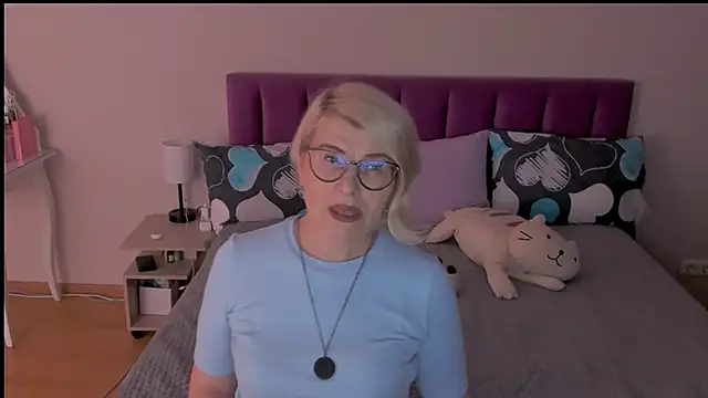 sabrinamacmarren online show from February 19, 2025, 4:44 pm
