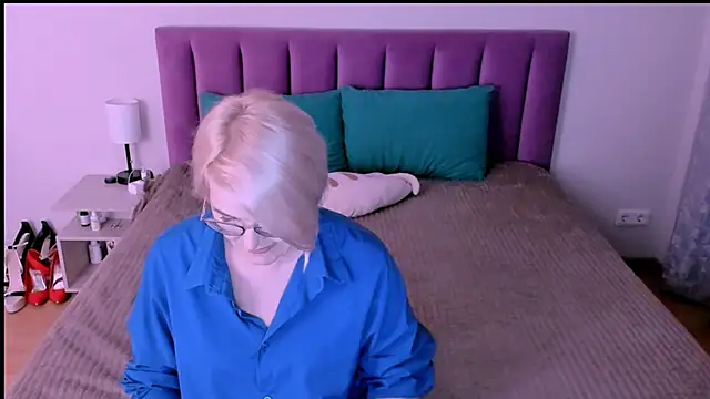 sabrinamacmarren online show from September 22, 2025, 4:57 pm