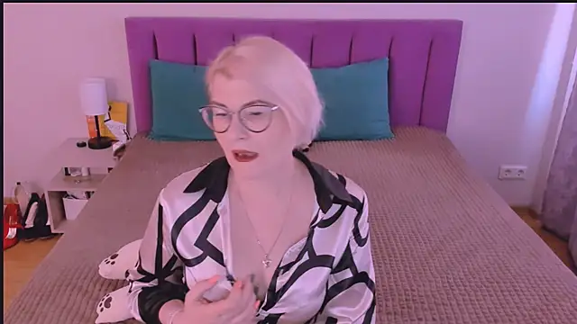 sabrinamacmarren online show from September 28, 2025, 11:50 am