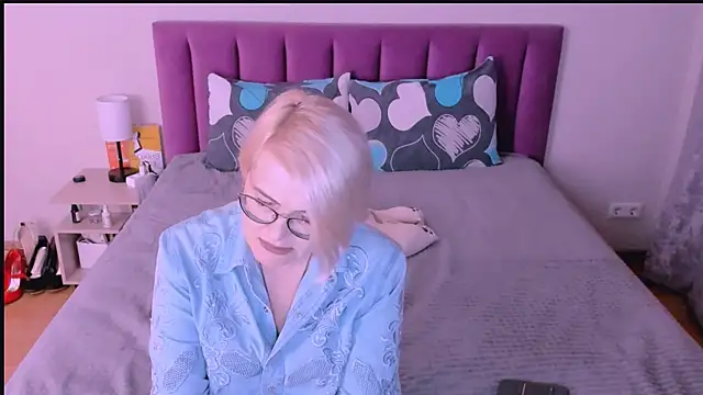 sabrinamacmarren online show from October 1, 2025, 4:11 pm