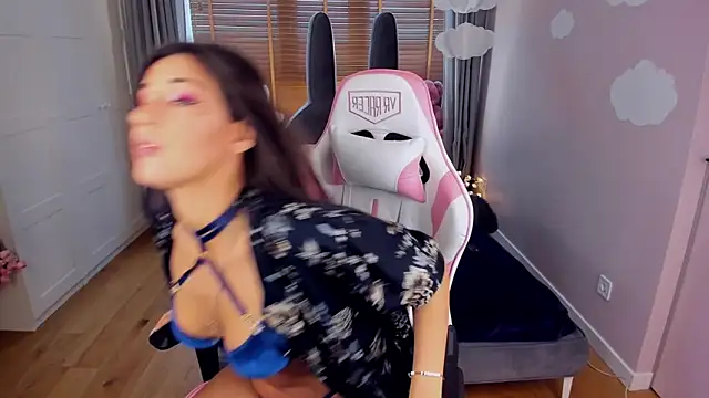 MiaSilkX online show from October 28, 2025, 12:15 pm