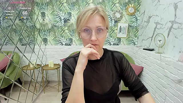 Snapshot of Paris_Cherry chatting on September 27, 2025, 8:15 pm Paris Cherry online show from September 27, 2025, 8:15 pm