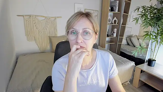 Snapshot of Paris_Cherry chatting on September 18, 2025, 7:17 pm Paris Cherry online show from September 18, 2025, 7:17 pm