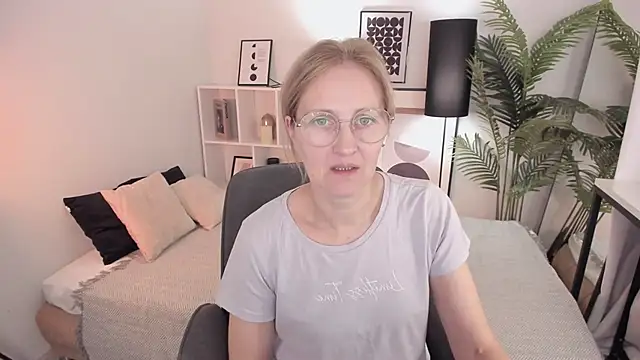 Snapshot of Paris_Cherry chatting on October 12, 2025, 8:10 pm Paris Cherry online show from October 12, 2025, 8:10 pm