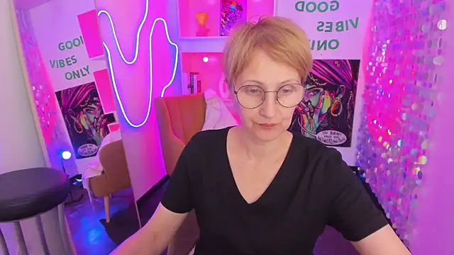 Paris Cherry online show from May 3, 2026, 5:49 pm
