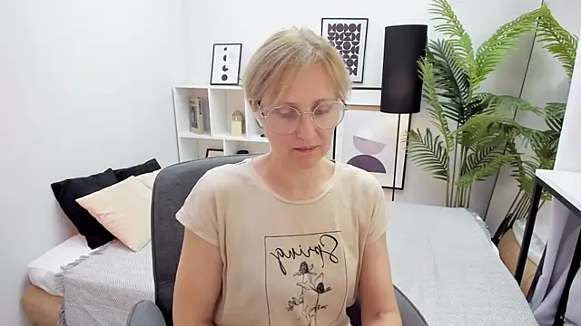 Snapshot of Paris_Cherry chatting on October 13, 2025, 8:10 pm Paris Cherry online show from October 13, 2025, 8:10 pm