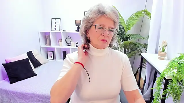 Snapshot of EvelynJoyful chatting on October 27, 2025, 5:08 am EvelynJoyful online show from October 27, 2025, 5:08 am