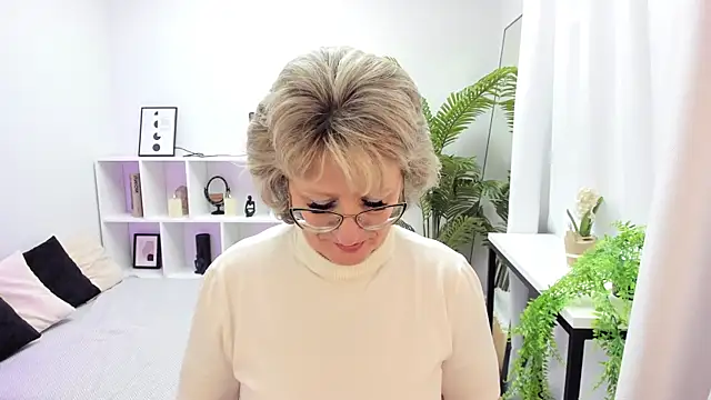 Snapshot of EvelynJoyful chatting on October 31, 2025, 5:37 am EvelynJoyful online show from October 31, 2025, 5:37 am