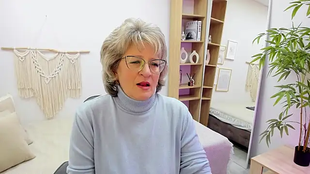 Snapshot of EvelynJoyful chatting on October 21, 2025, 5:07 am EvelynJoyful online show from October 21, 2025, 5:07 am