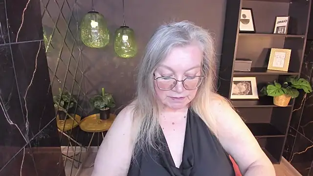 NataliMellow online show from May 11, 2026, 4:04 pm
