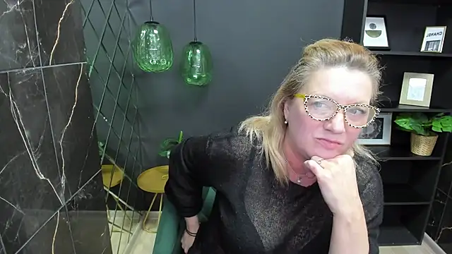 Snapshot of LeaPure chatting on March 1, 2025, 8:13 am LeaPure online show from March 1, 2025, 8:13 am