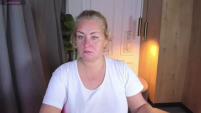 Snapshot of JenniferLight chatting on October 12, 2025, 3:02 pm JenniferLight online show from October 12, 2025, 3:02 pm