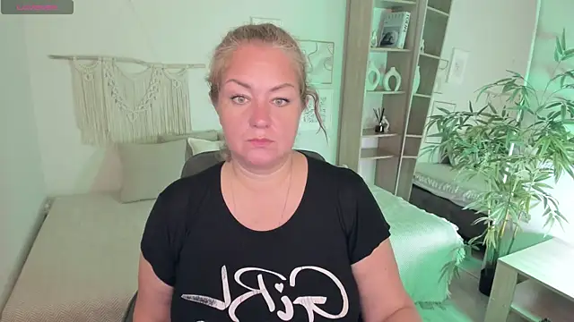 Snapshot of JenniferLight chatting on October 31, 2025, 1:30 pm JenniferLight online show from October 31, 2025, 1:30 pm