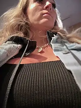 Snapshot of _Rapunzel_ chatting on March 7, 2025, 11:05 pm Rapunzel online show from March 7, 2025, 11:05 pm