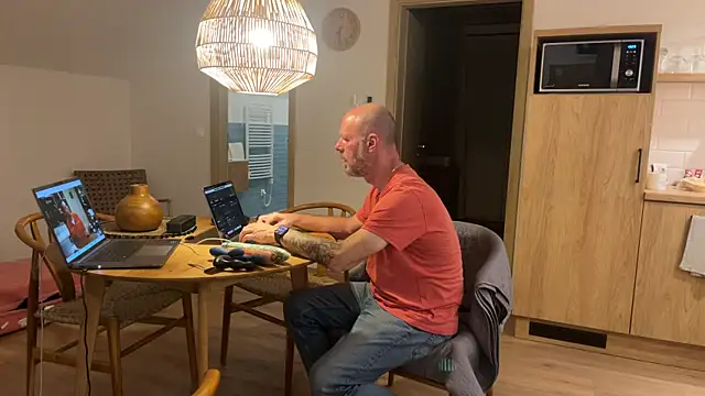 Snapshot of aladin740 chatting on October 30, 2025, 5:32 pm aladin740 online show from October 30, 2025, 5:32 pm