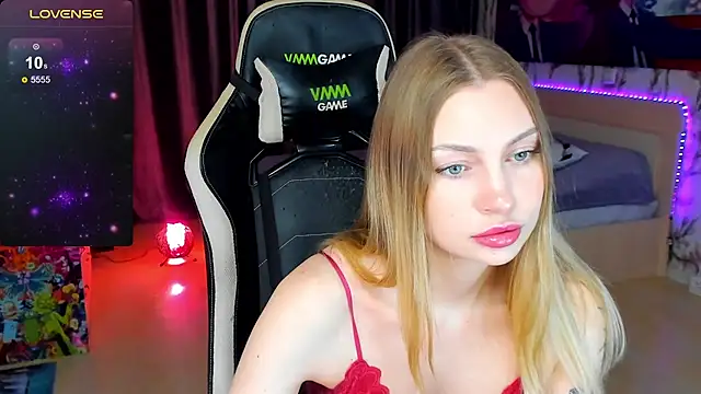 BiMolly online show from October 20, 2025, 2:39 pm