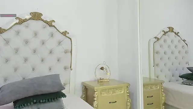 Princsgirl  online show from September 18, 2025, 7:39 pm