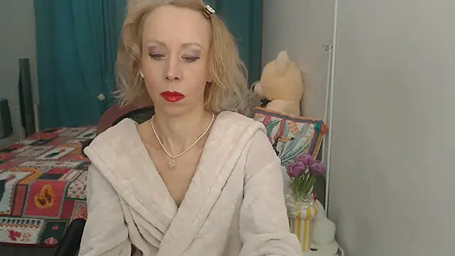 LuxuryNika online show from February 17, 2025, 3:00 pm