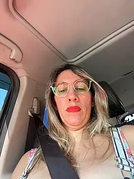 Gatitacarlita online show from April 6, 2026, 6:20 pm