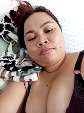 Snapshot of XXLorie_02 chatting on February 8, 2026, 11:19 am XXLorie 02 online show from February 8, 2026, 11:19 am