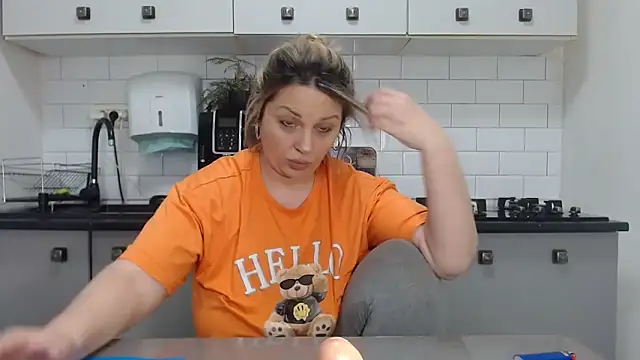 erikaerika online show from February 3, 2025, 12:57 pm