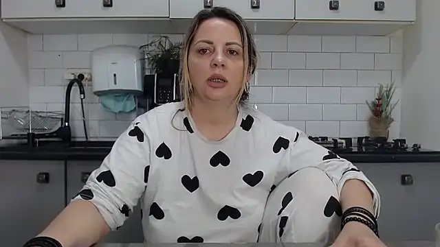 erikaerika online show from February 9, 2025, 8:21 am