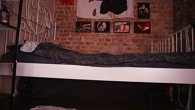 Snapshot of Evelively chatting on November 16, 2025, 2:05 am Evelively online show from November 16, 2025, 2:05 am