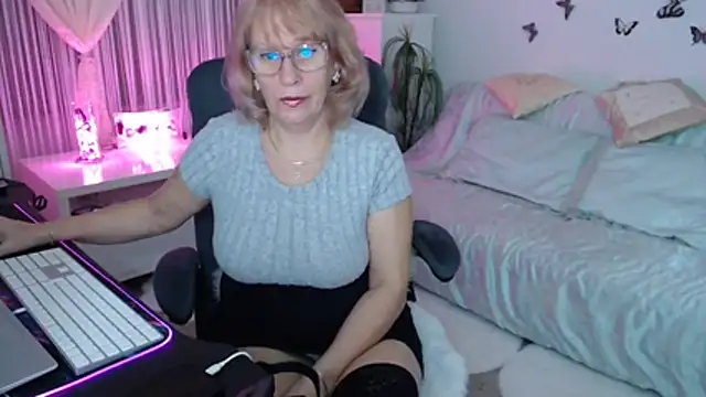 Ghertrude52 online show from November 4, 2025, 4:05 am