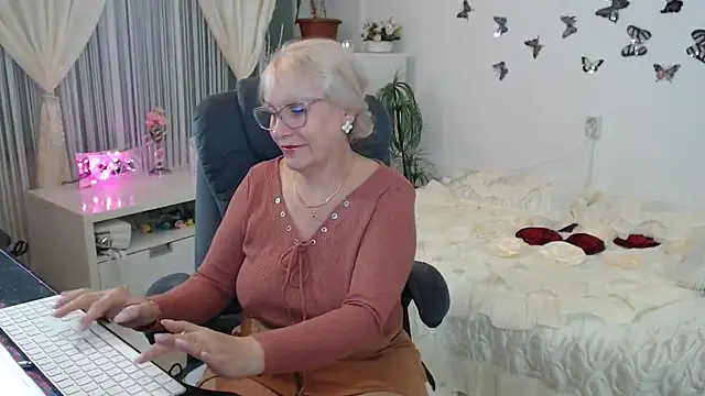 Snapshot of Ghertrude52 chatting on October 5, 2025, 3:08 am Ghertrude52 online show from October 5, 2025, 3:08 am